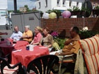 in der Dorfschänke von links Pfarrer Streck, Josef, Silvia, Margit und Achim 