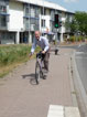 Pfarrer Streck kommt mit dem Fahrrad an