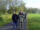 Pitschedabber auf dem Wanderweg, vorne Franz mit Alwin