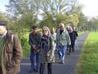 auf dem Wanderweg, vorne das Ehepaar Reußwig, dahinter Marlene und Volkhard