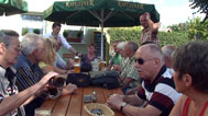 am Biertisch vorne links Marlene, Volkhard,  rechts Renate, Heinrich, Klaus, Achim stehend 