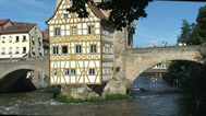 Rottmeisterhaus am Alten Rathaus mitten in der Regnitz