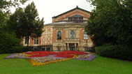 Blick auf das Festspielhaus auf dem Grünen Hügel in Bayreuth