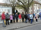 die Gruppe trifft sich am Freiheitsplatz