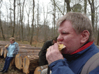 beim Brezelessen im Wald, im Vordergrund Jörg