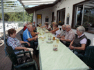 der lange Tisch auf der Terrasse von der anderen Seite. vorne rechts Ingrid M., Franz, links Anneliese,  Peter u.a.