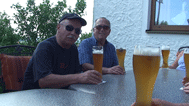 Heinrich und Klaus am Biertisch