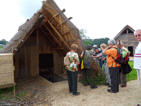 Pitschedabber vor eunem Grubenhaus