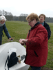 Ingrid beim Eingießen des Likörs