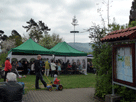 das festgelände der Weinspechte mit festzelten und Maibaum