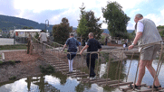 Alwin, Udo und Volkhard auf der Hängbrücke über dem Wasser