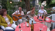 im Garten von rechts Alwin, Margit, Achim, Gertraud