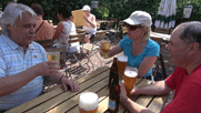 Josef, Silvia, Michael beim Zuprosten am Biertisch