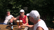 Marlene und Volkhard beim Zuprosten am Biertisch