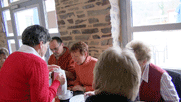 am Tisch beim Frühstück: Achim, Margit, Ingrid, Karin gießt Kaffee ein