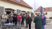 die Gruppe sammelt sich vor dem Schlösschen zum Abmarsch