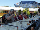 beim Früstück im Lindenaubad von links: Josef, Silvia, Klaus, Reingard u.a.