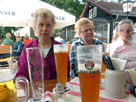 am Biertisch: Silvia, Ingrid S., Marlene, davor gefüllte Biergäser