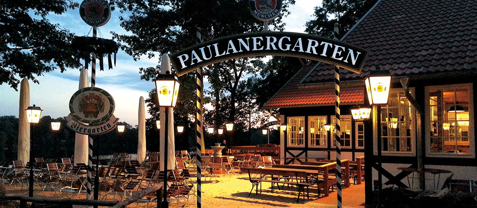 Biergarten des Wirtshauses am See  mit Schild"Paulanergarten"