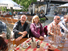 am Biertisch von links Gerd, Gerlinde, Heinrich