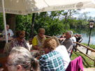 am Biertisch vor dem See: Ingrid K., Brigitte, Josef u.a.