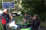 im Biergarten, von links Josef, Volkhard, Franz, 