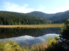 Blick auf den großen Arber, der sich im Kleinen Arbersee spiegelt