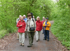 im Wald, vorne Margit, Achim mit Gitarra, Silvia, Erik