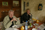 am Tisch: Volkhard, Angela