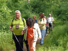 auf einem schmalen Weg im Wald, vorne Josef und Reingard