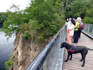 Gruppe auf der Brücke über den "Canyon", vorne Hippi