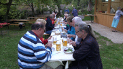 die Gruppe am Biertisch