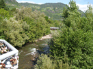 Blick von der Brücke mit Schlössern auf die Berge