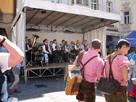 Stadtkapelle, davor junge Menschen im Trachtenlook mit Lederhosen