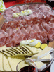 Platte mit Schinken, Salami, Käse, Eiern