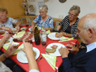 bei der Brotzeit Ingrid, Traudel, Renate, Werner