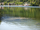 Blick über Montiggler See mit Badeanstalt auf der anderen Seite