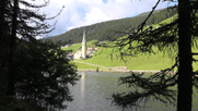 Blick über den See auf die Kirche von Durnholz