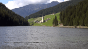 Blick über den See auf die Kirche