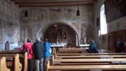 in der Kirche, die Wände sind mit Fresken bedeckt