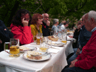 am Biertisch im Blindenzentrum: Reingard, Gertraud, Klaus vor z.T. schon abgegessenen Tellern und Bierkrügen