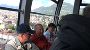 Pitschedabber in der Seilbahn, dahinter Blick auf Bozen