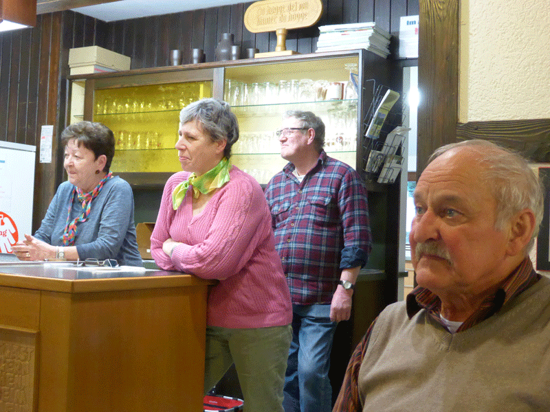 Anneliese,Gisela, Helmut und Franz   an der Theke