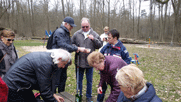 Pause: Bernd und Igrid gießen ein, Günther verteilt Trockfrüchte, Alwin hält bereits sein Gläschen 