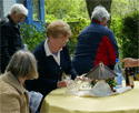 Ingrid stellt Gläser für die "Wanderer" audf den Tisch