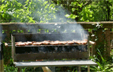 der Grill voll mit Steaks