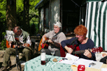 Achim, Josef, Angela nebeneinander mit ihren Gitarren