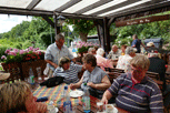 Blick über die Terrasse, im Vordergrund Michael, Regina, Vera, Klaus