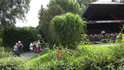 im Kurpark Bad Kohlgrub , die Pitschedabber bleiben einen Moment stehen und hören dem Kurkonzert zu. Die Kapelle spielt in einer Konzertmuschel