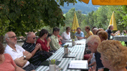 im Biergarten der "Jägerhauses, die Pitschedabber sitzen alle an einem langen Tisch